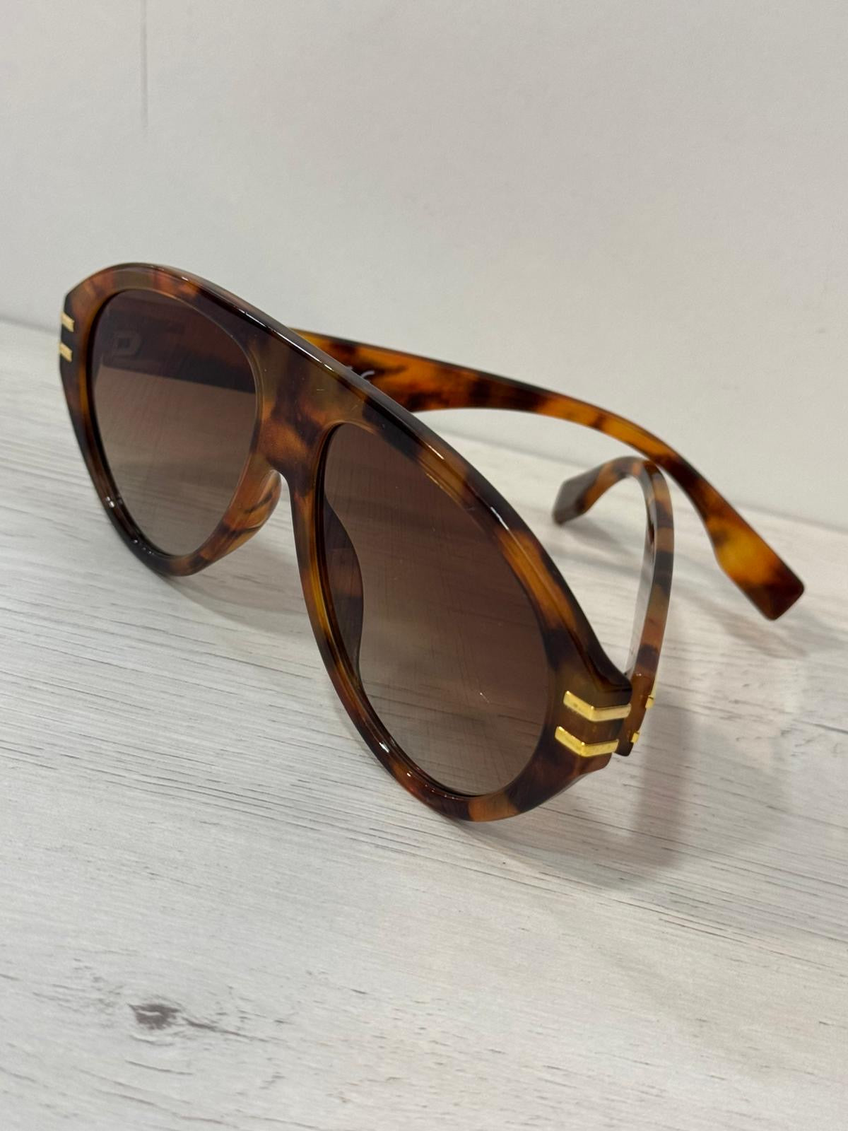 Gafas DARIAA marrones.